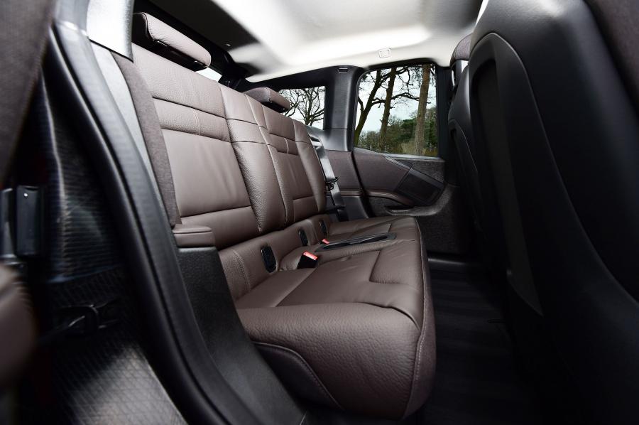 Интерьер BMW i3s (I01) 2018 года  (UK) (фото 6 из 8)